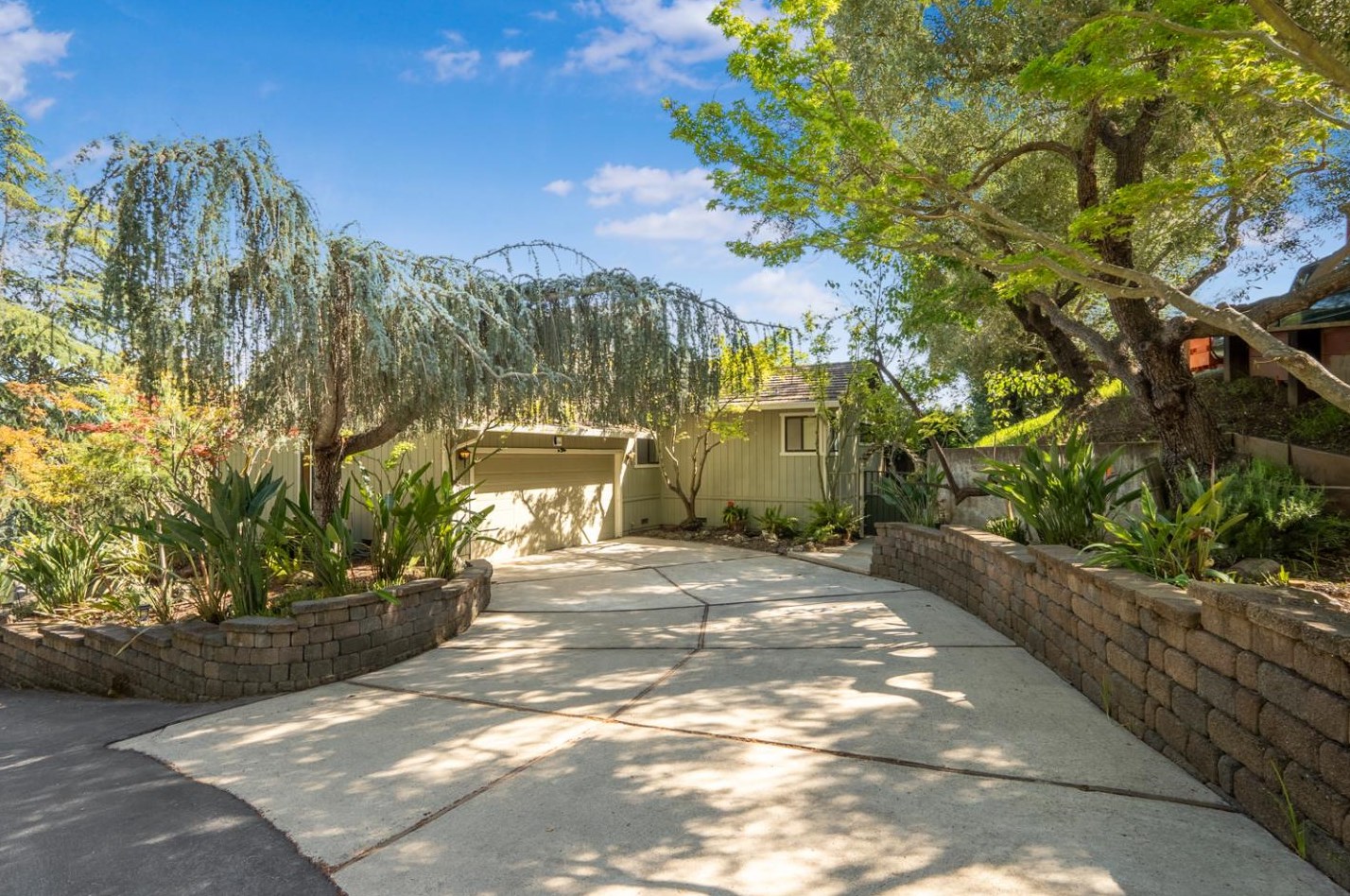 16955 Oakridge Ln, Morgan Hill, CA 95037-6819