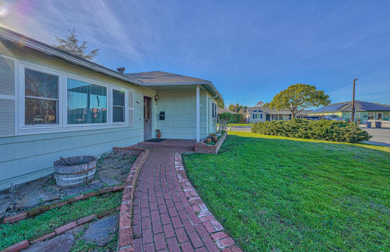 300 Sequoia St, Salinas, CA 93906-3318