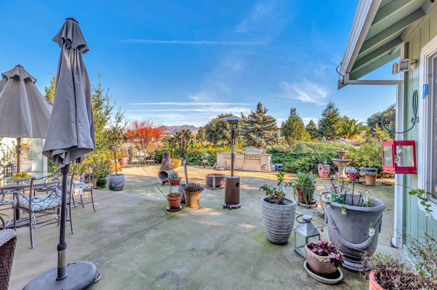233 Menzel Rd, Hollister CA  95023-9745 exterior