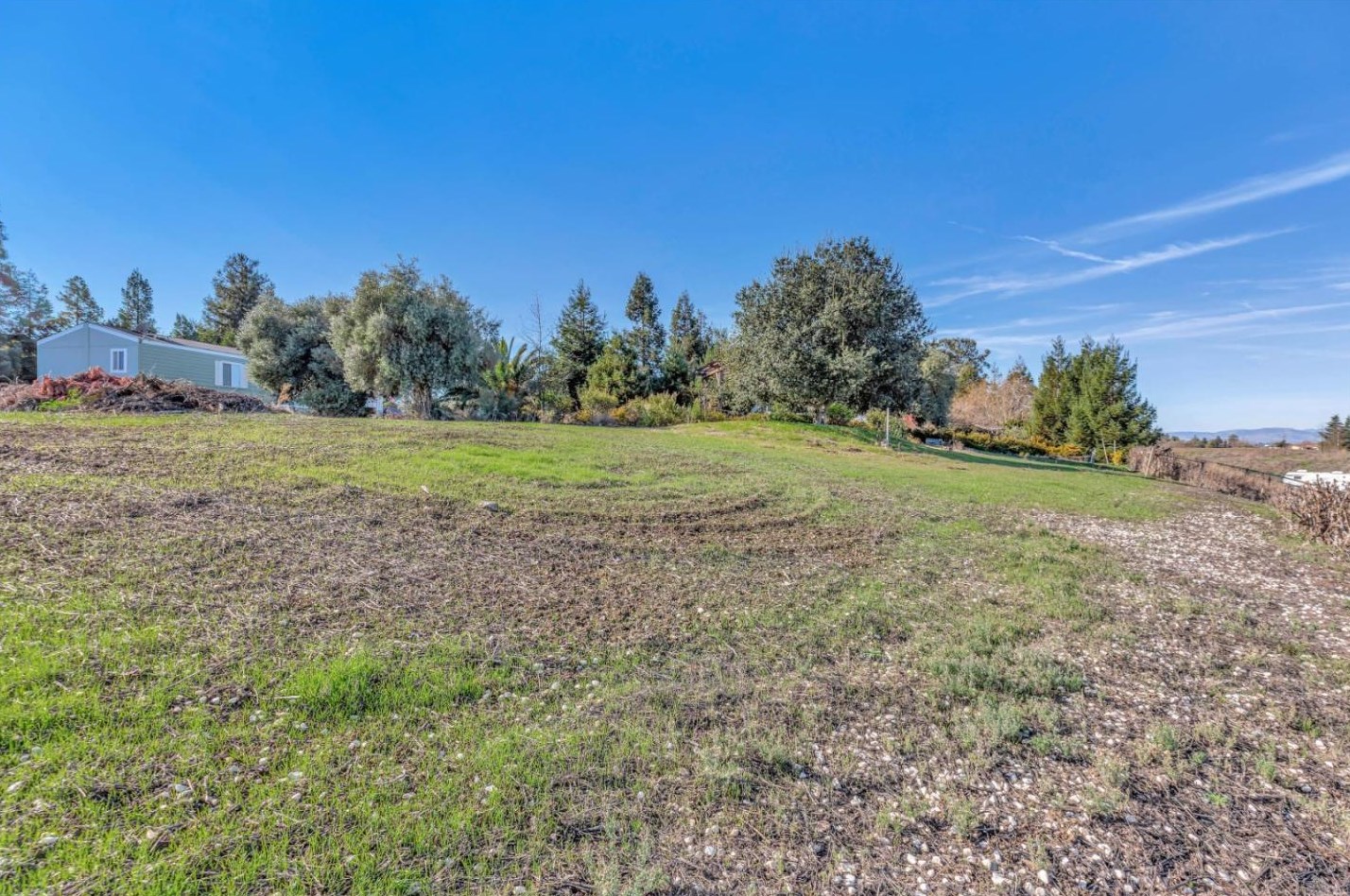 233 Menzel Rd, Hollister CA  95023-9745 exterior