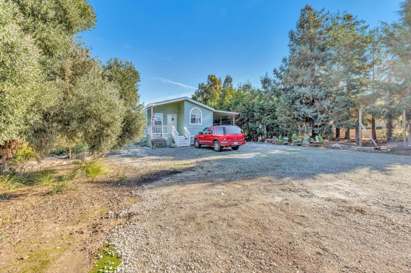 233 Menzel Rd, Hollister CA  95023-9745 exterior