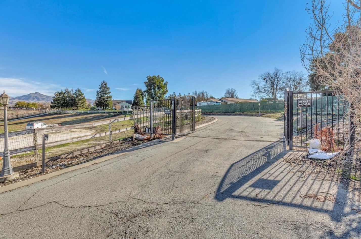 233 Menzel Rd, Hollister CA  95023-9745 exterior