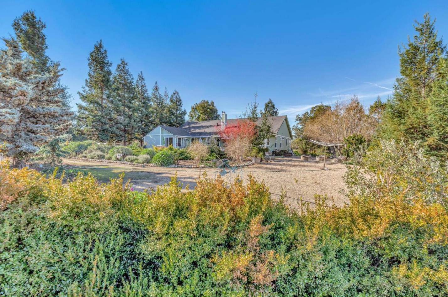 233 Menzel Rd, Hollister CA  95023-9745 exterior