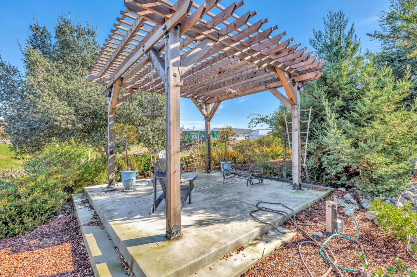 233 Menzel Rd, Hollister CA  95023-9745 exterior