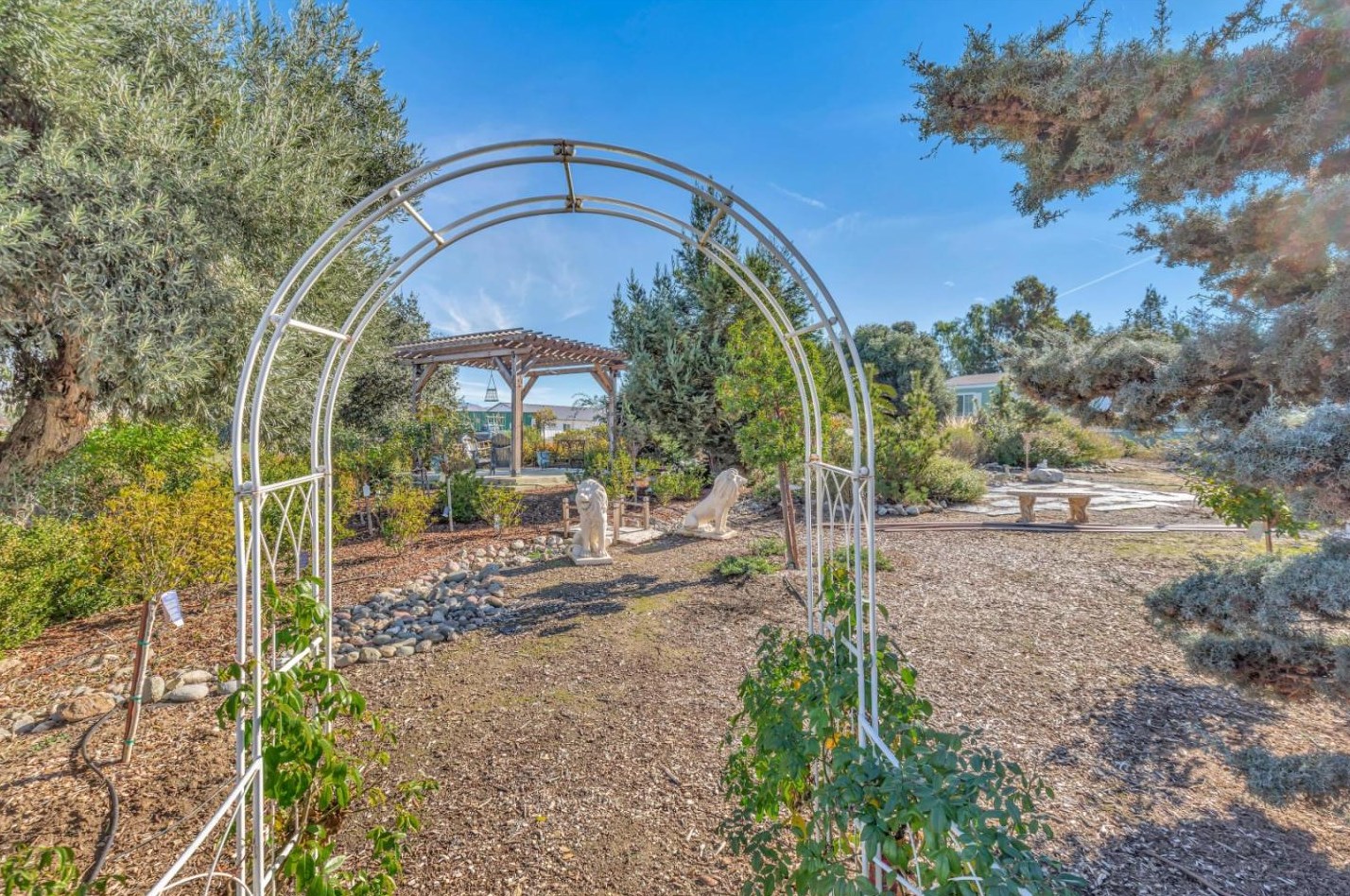 233 Menzel Rd, Hollister CA  95023-9745 exterior