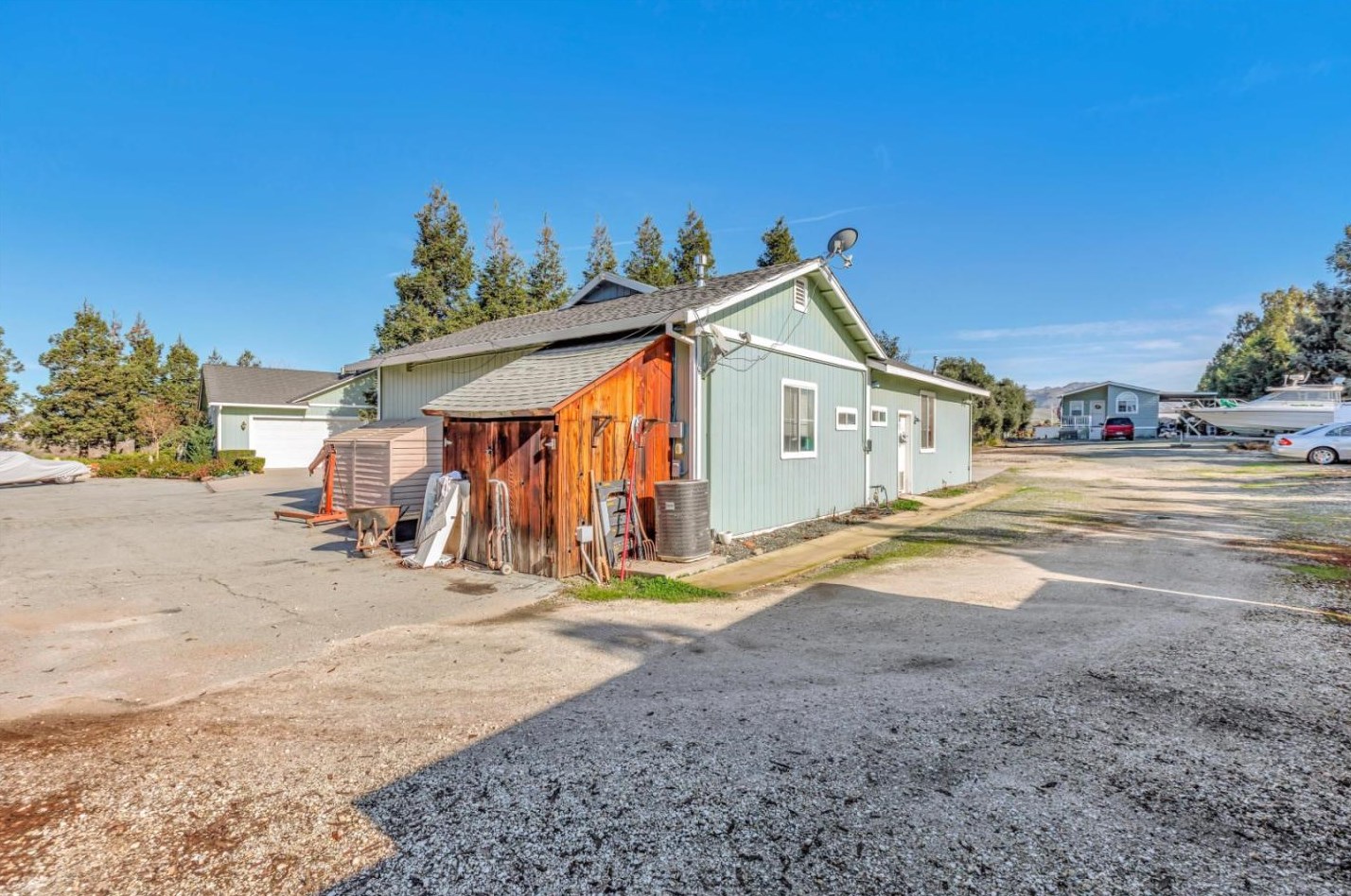 233 Menzel Rd, Hollister CA  95023-9745 exterior