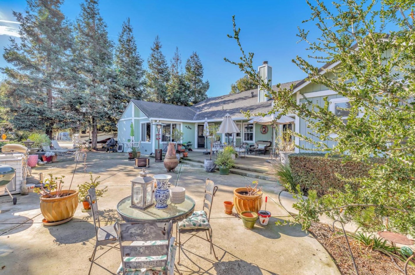 233 Menzel Rd, Hollister CA  95023-9745 exterior