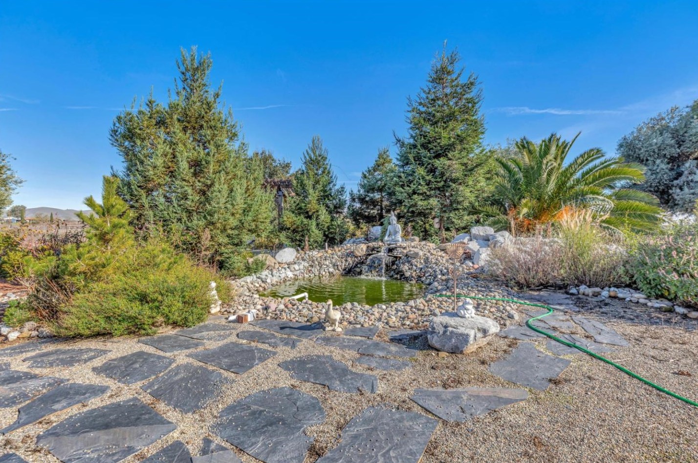233 Menzel Rd, Hollister CA  95023-9745 exterior