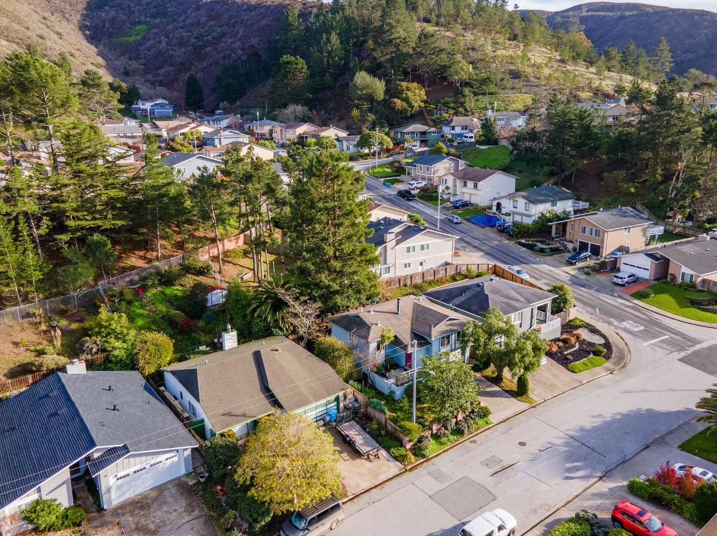 1204 Rainier Ave, Pacifica, CA 94044