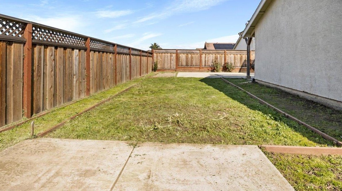 1370 El Cerro Dr, Hollister CA  95023-6733 exterior