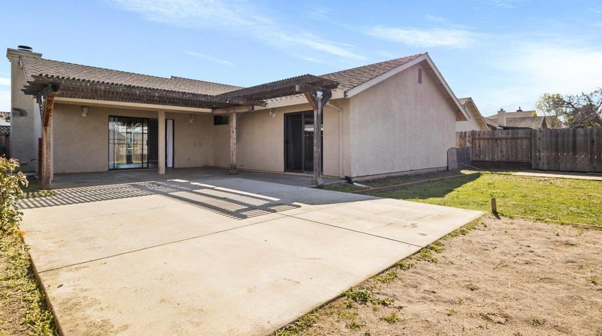 1370 El Cerro Dr, Hollister CA  95023-6733 exterior