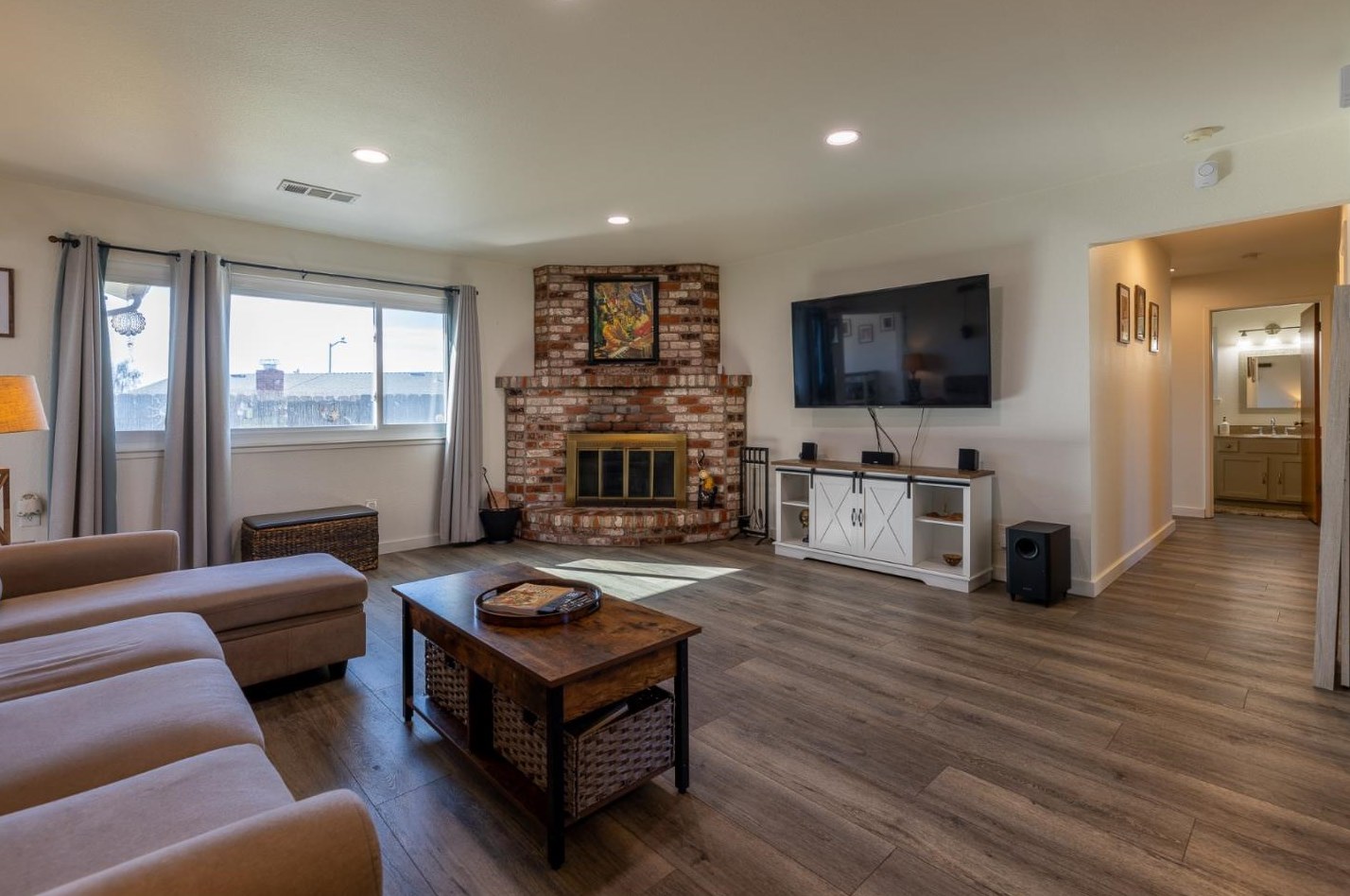 18704 Cleveland Ave, Salinas CA  93906-1833 exterior
