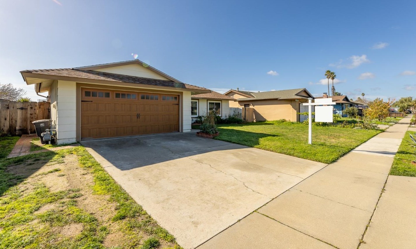 18704 Cleveland Ave, Salinas CA  93906-1833 exterior