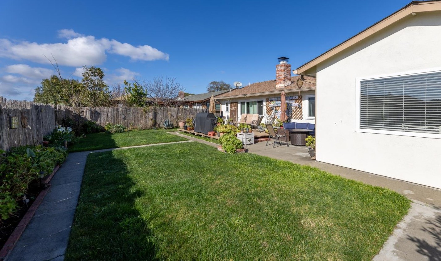 18704 Cleveland Ave, Salinas CA  93906-1833 exterior