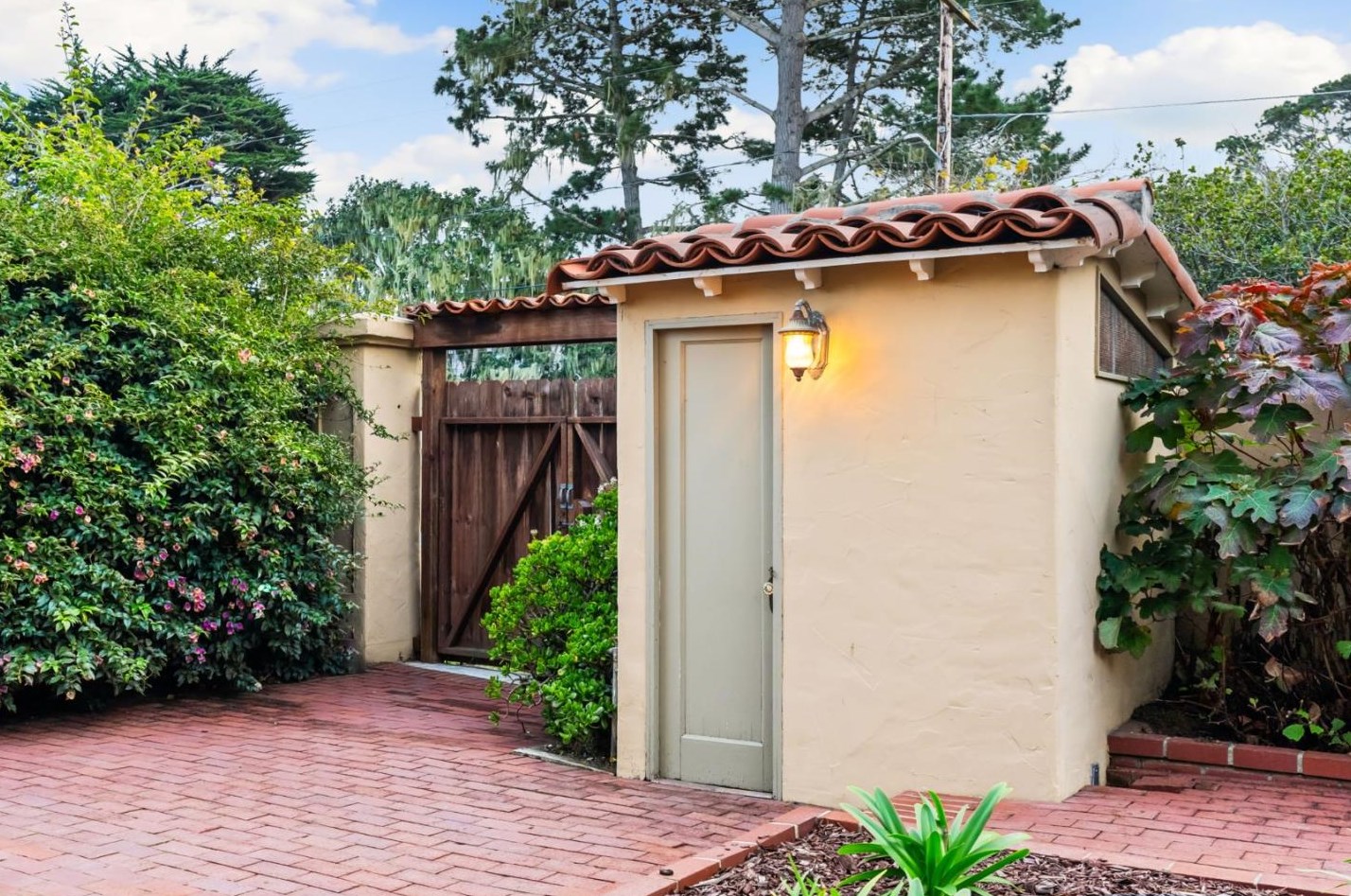 903 Jefferson St, Monterey CA  93940-2134 exterior