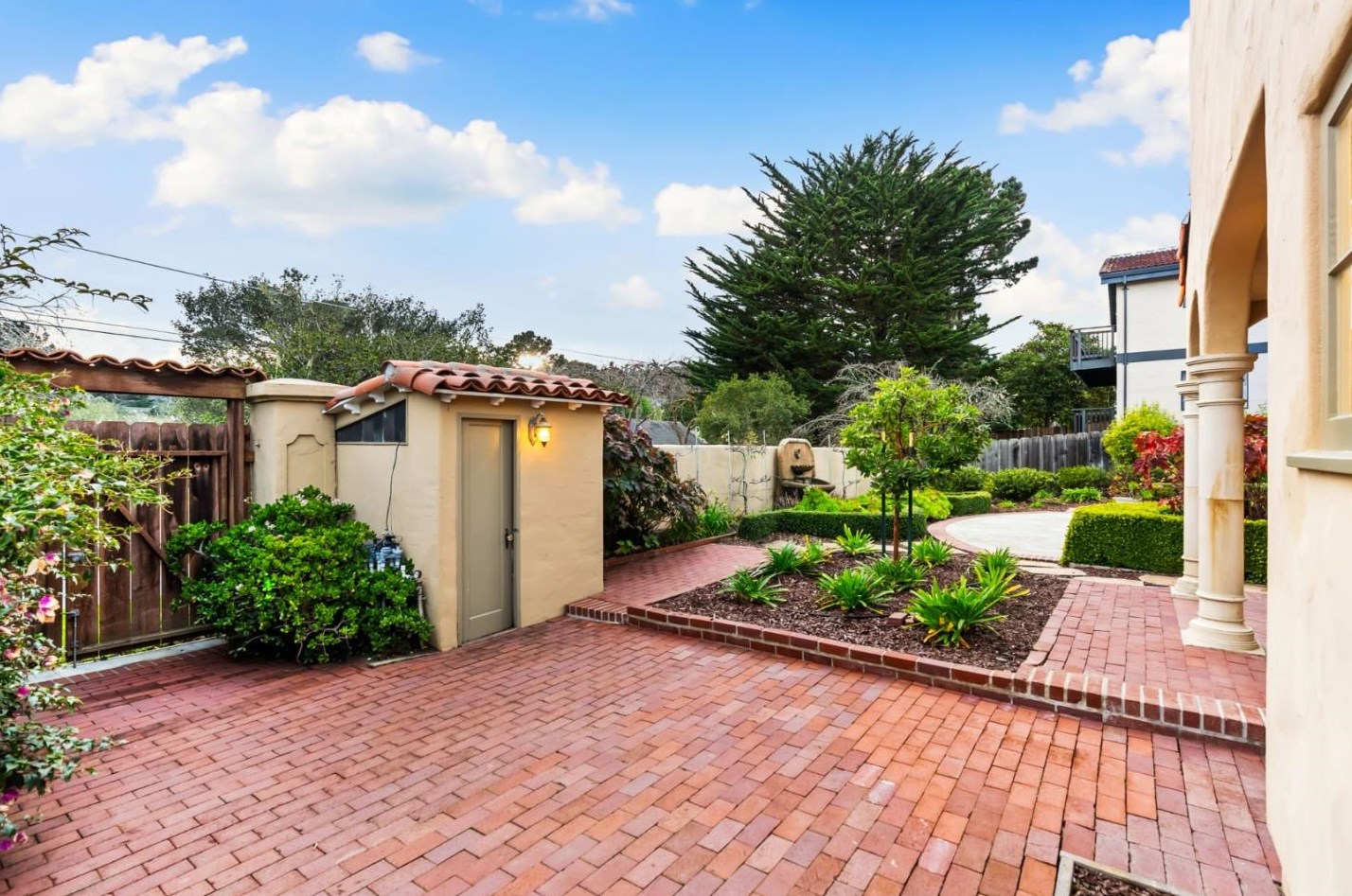 903 Jefferson St, Monterey CA  93940-2134 exterior