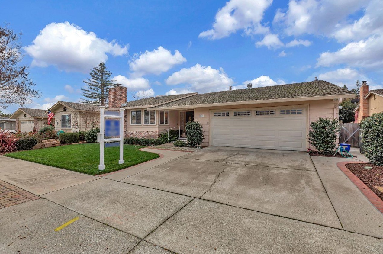 1186 Hacienda Dr, Gilroy, CA 95020