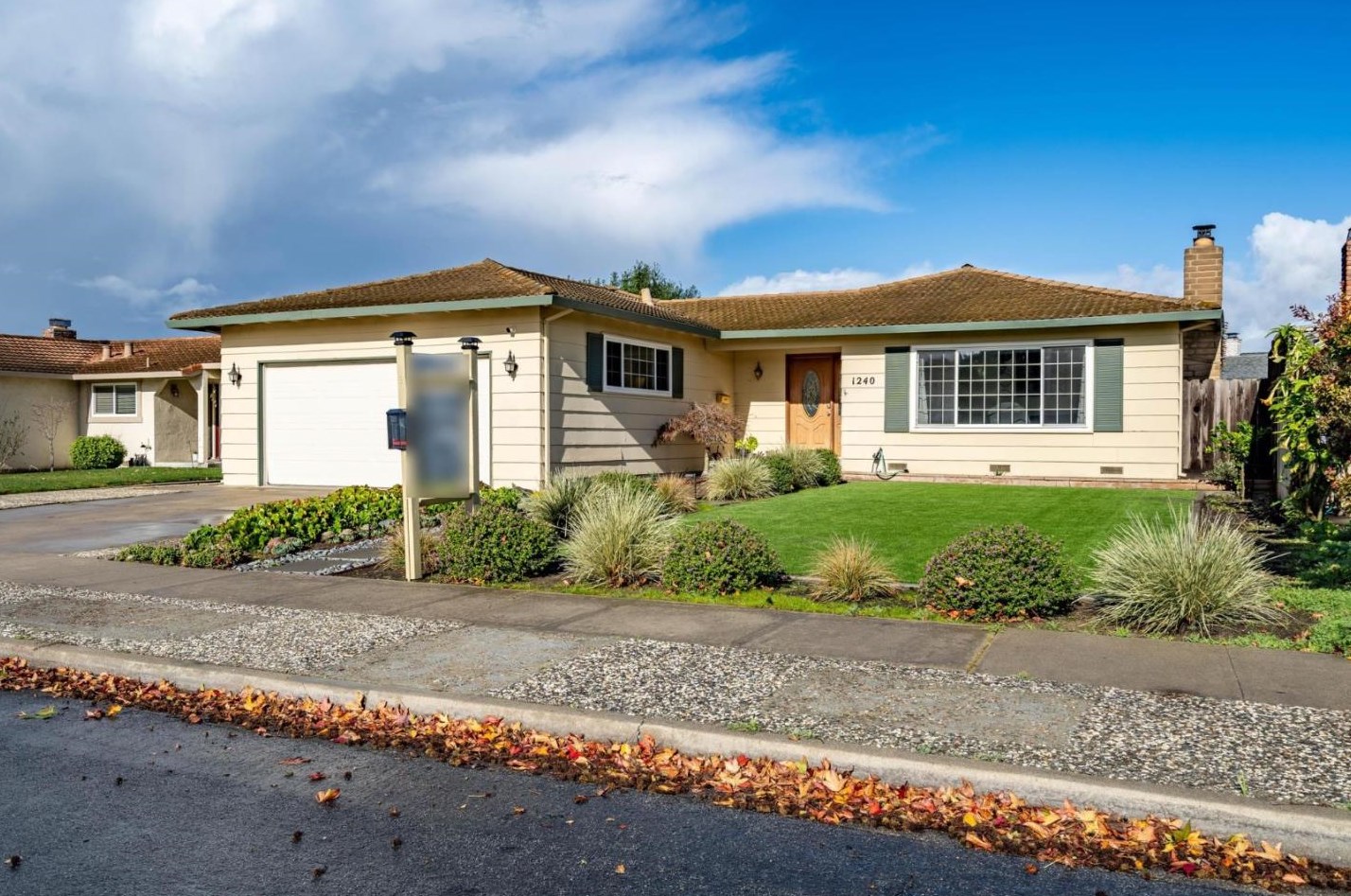 1240 Los Olivos Dr, Salinas, CA 93901-1724