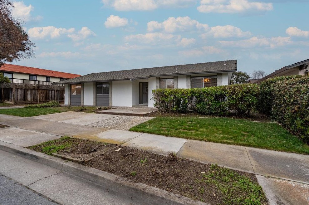 1874 Cushman St, Hollister, CA 95023-5525