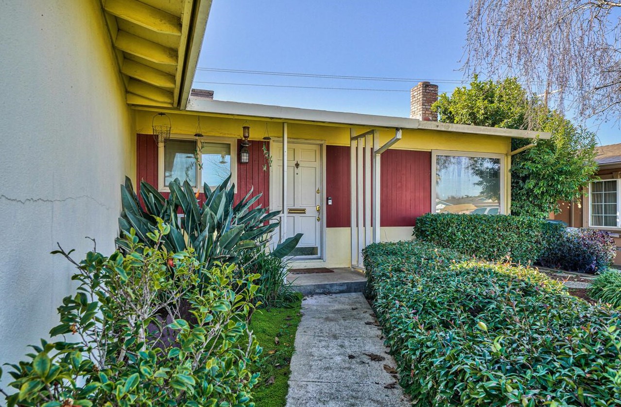 484 Mendocino Dr, Salinas, CA 93906-2526