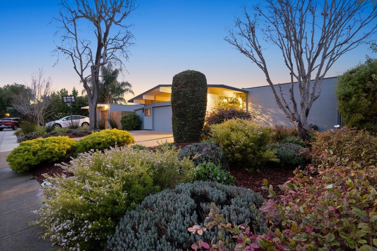 3321 Kenneth Dr, Palo Alto, CA 94303-4215