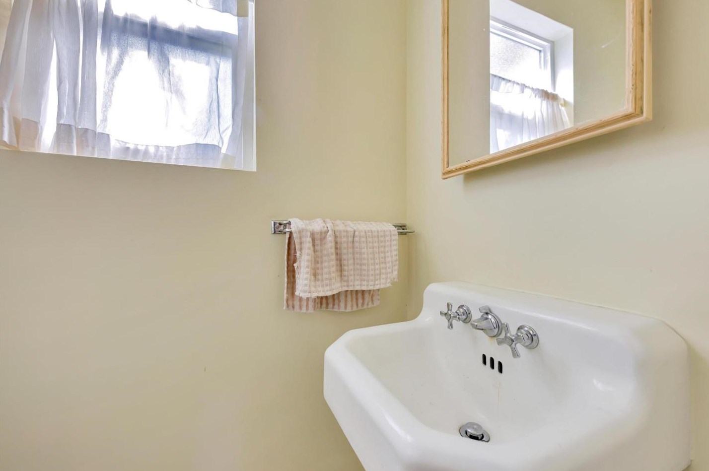 1781 Santa Cruz Ave, Menlo Park CA 94025-6136 exterior