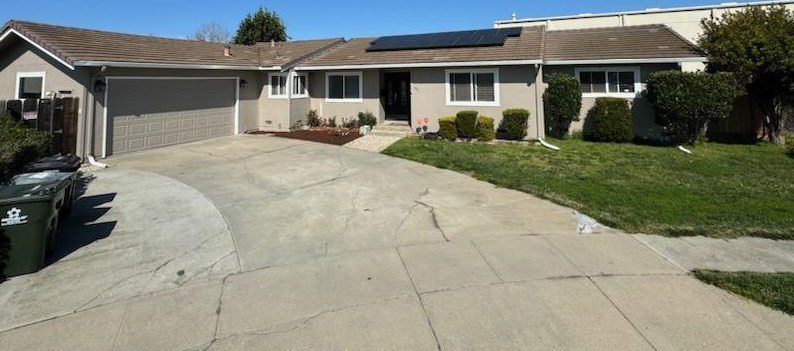 1051 Greenwood Pl, Salinas CA  93901-1813 exterior