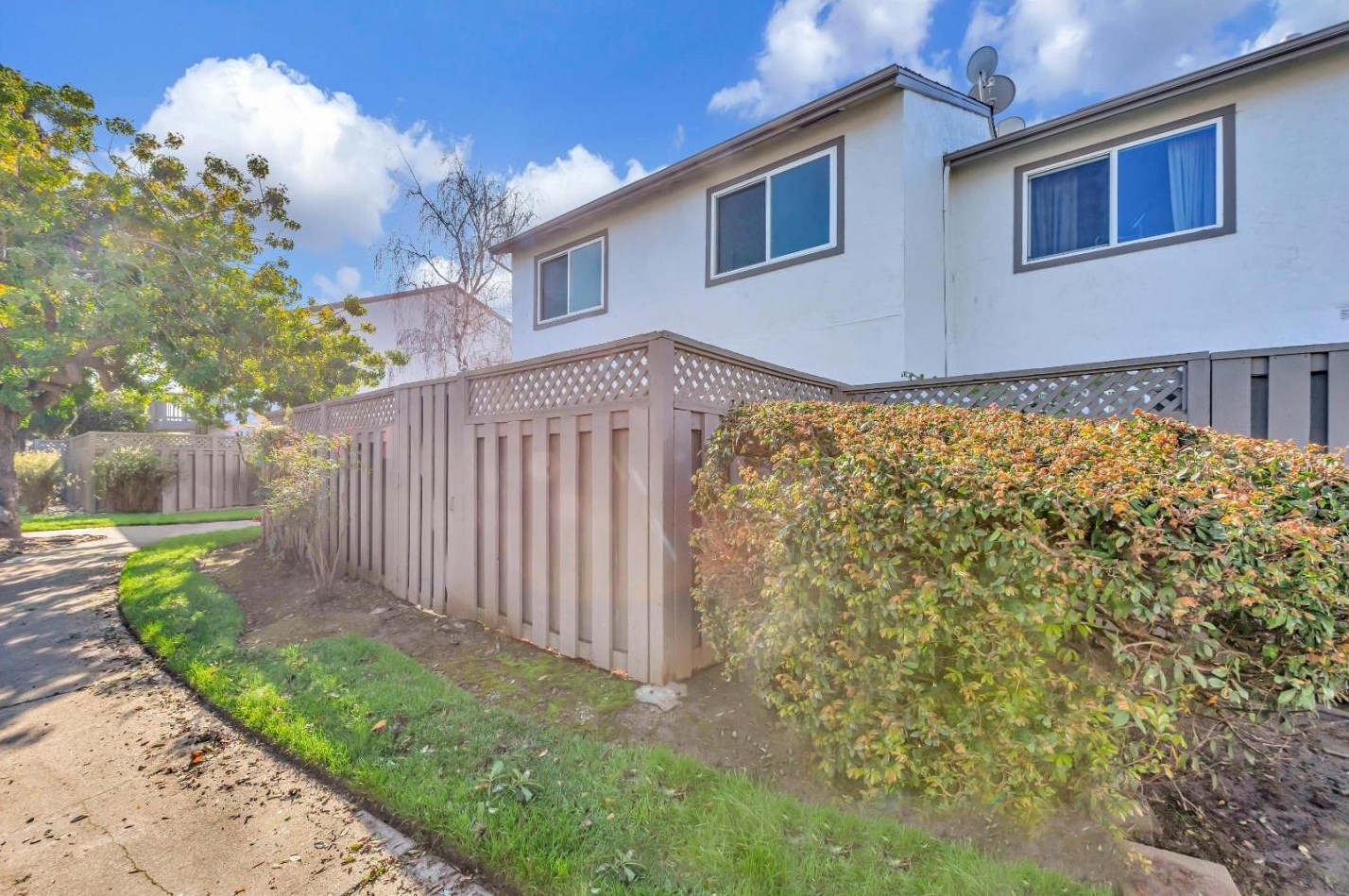 875 Erickson Ln, San Mateo CA  94404-2912 exterior
