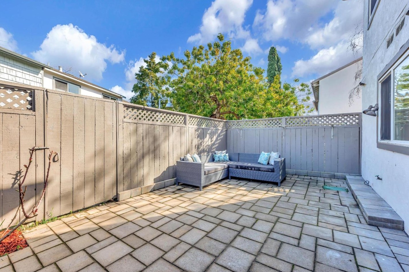 875 Erickson Ln, San Mateo CA  94404-2912 exterior