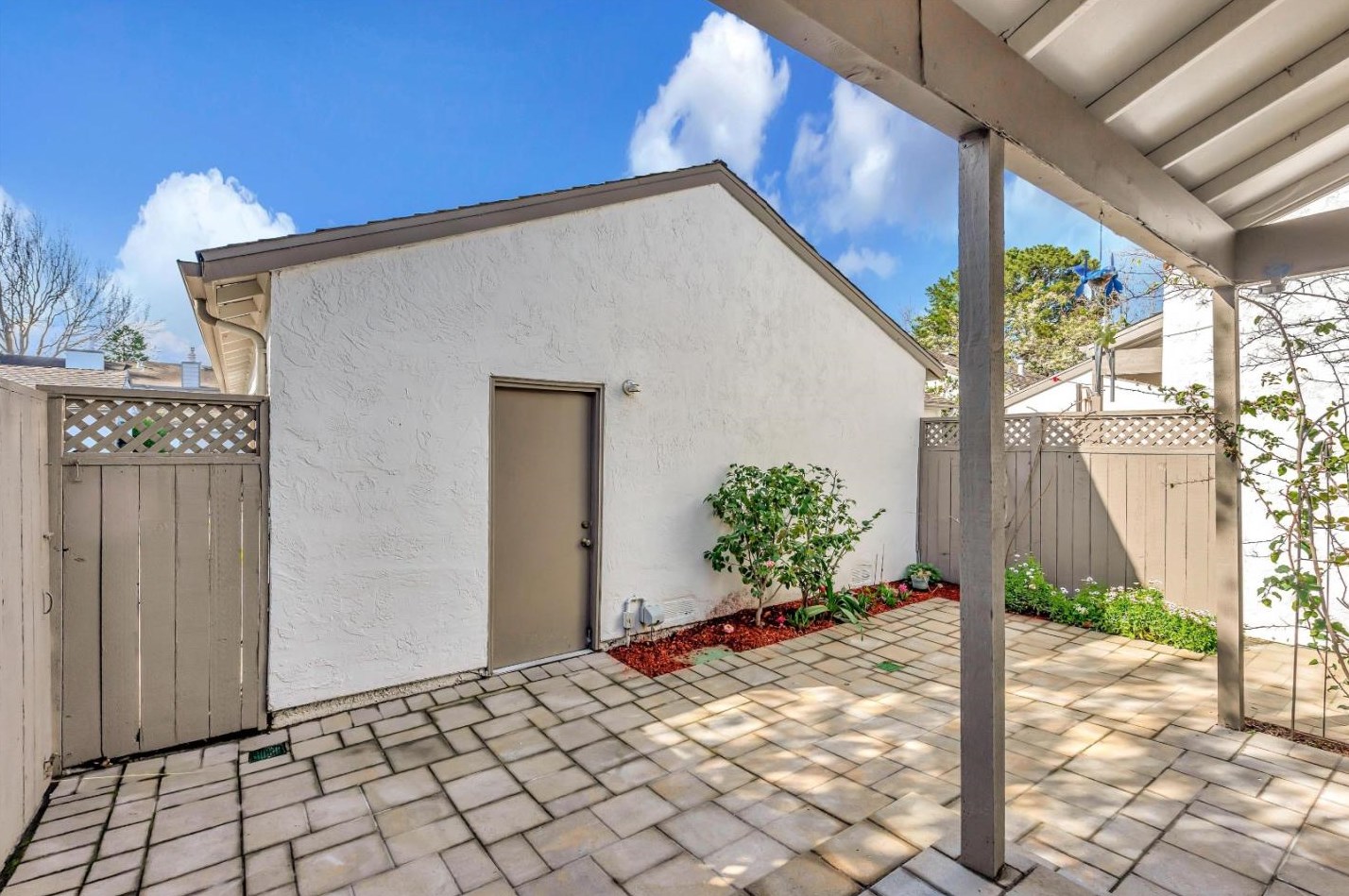 875 Erickson Ln, San Mateo CA  94404-2912 exterior