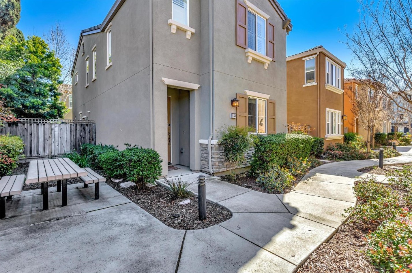 660 9th St, San Jose, CA 95112-3295