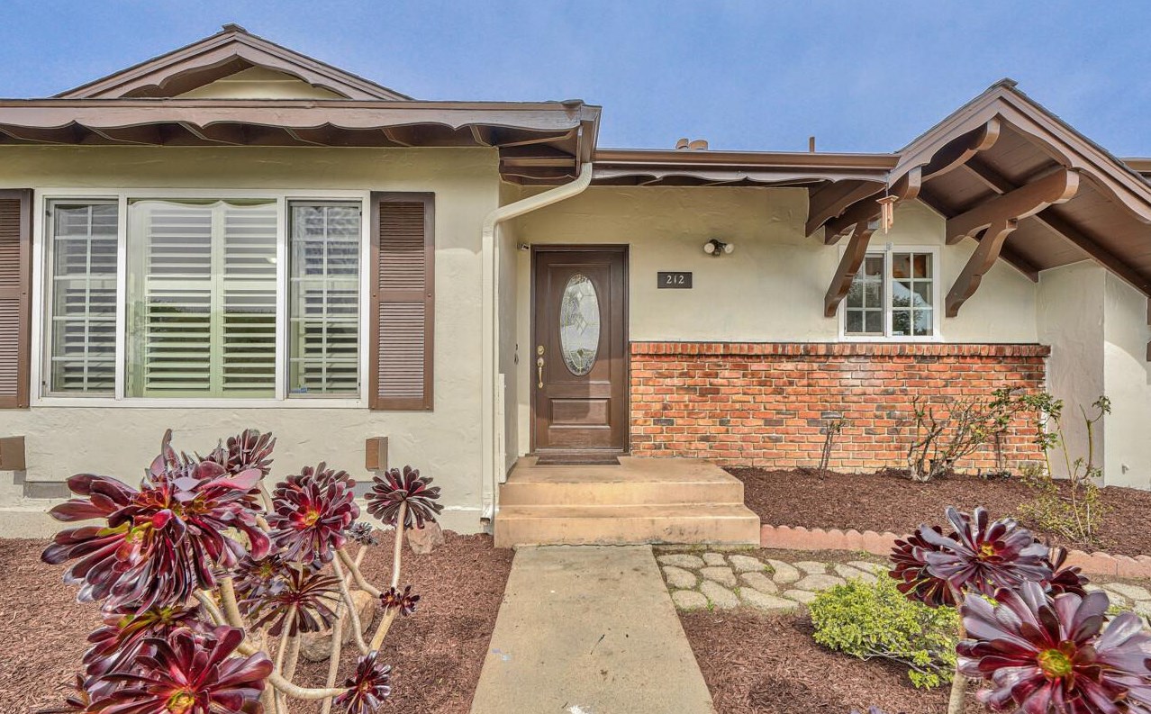 212 Larkspur Dr, Salinas, CA 93906-3805