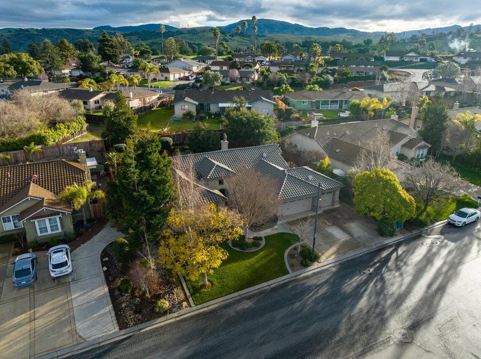 1235 Quail Ridge Way, Hollister CA  95023-9180 exterior