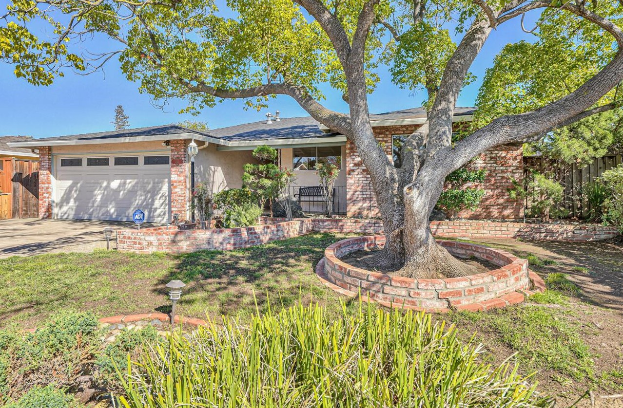 242 Howes Dr, Los Gatos, CA 95032-4037