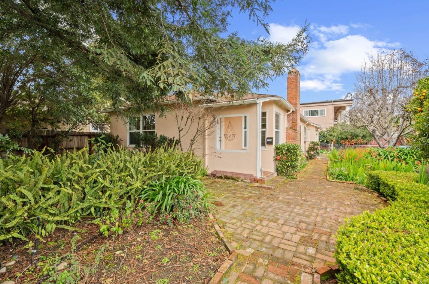 1104 Palm Ave, Redwood City, CA 94061