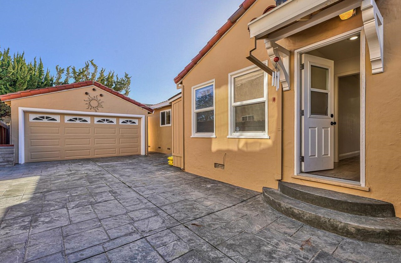29 Nacional St, Salinas CA  93901-1322 exterior