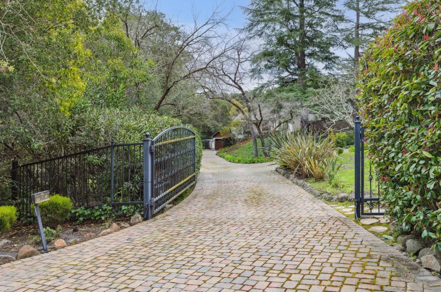 275 Woodside Dr, Redwood City, CA 94062