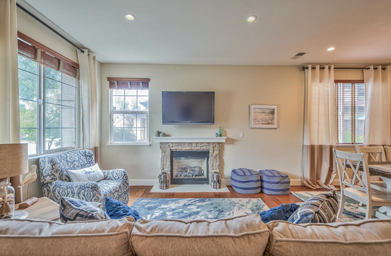 4380 Peninsula Point Dr, Seaside CA  93955-6527 exterior