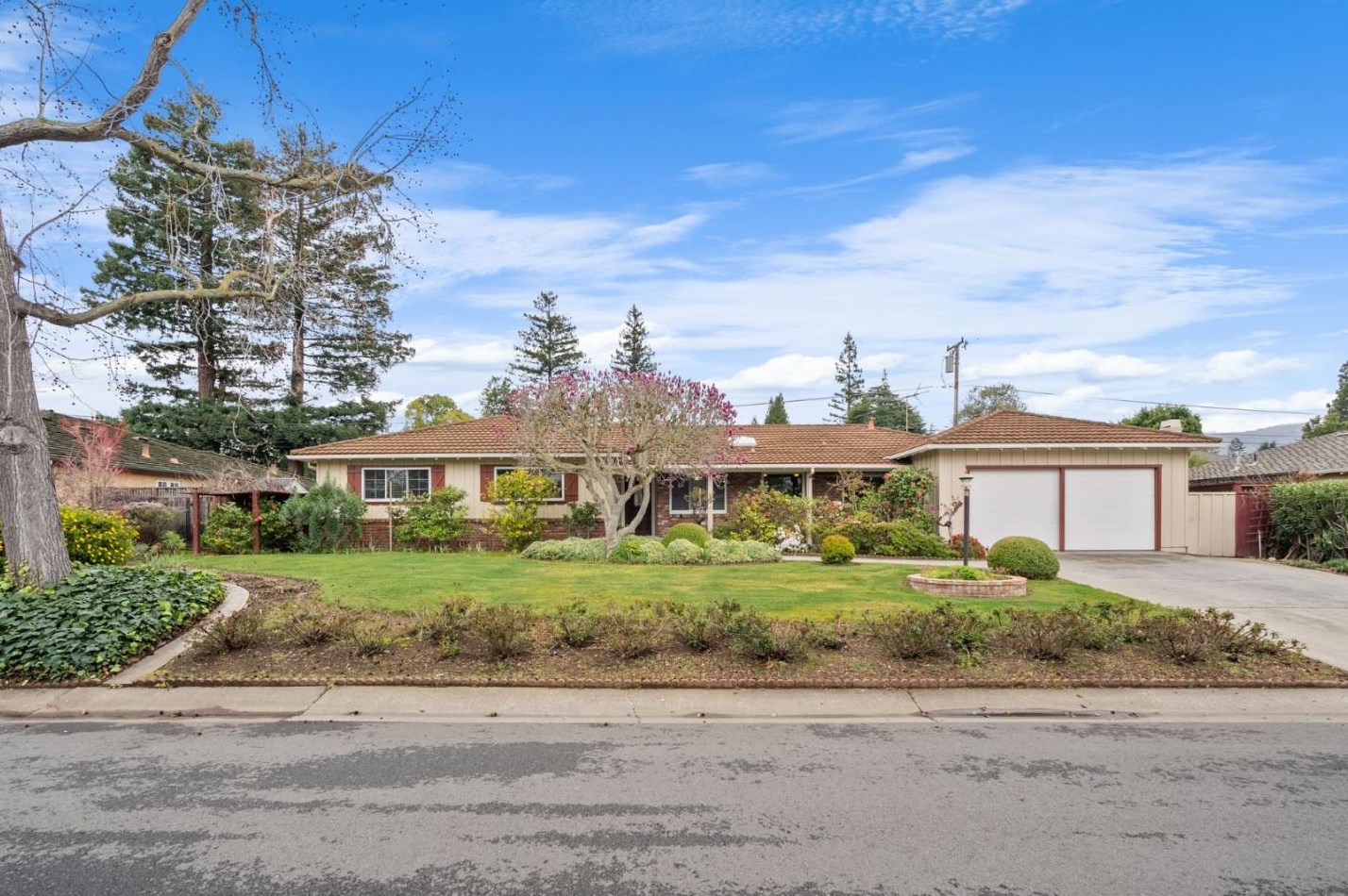 918 Altos Oaks Dr, Los Altos, CA 94024-5406