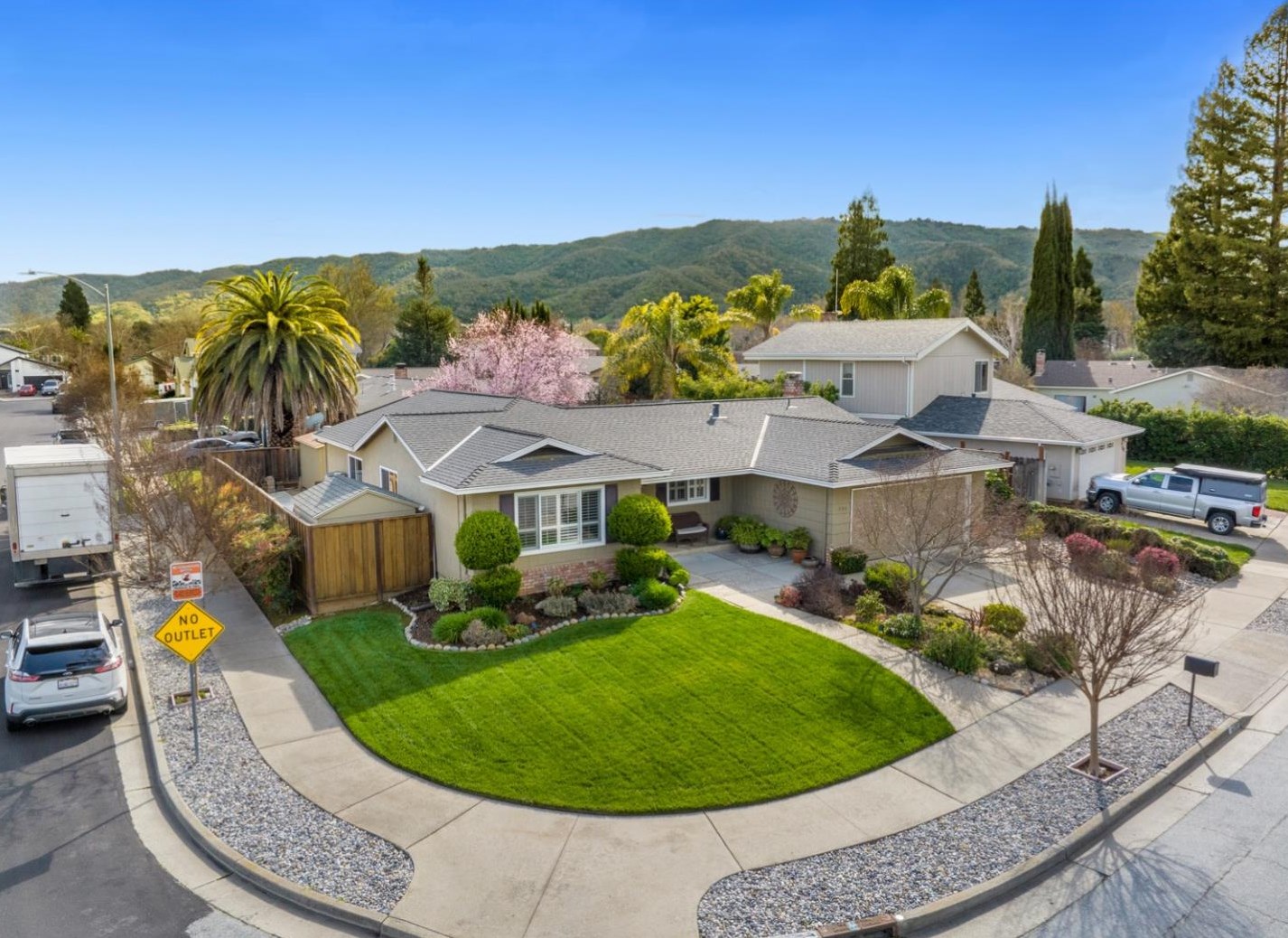 850 Perrelli St, Gilroy, CA 95020-5517
