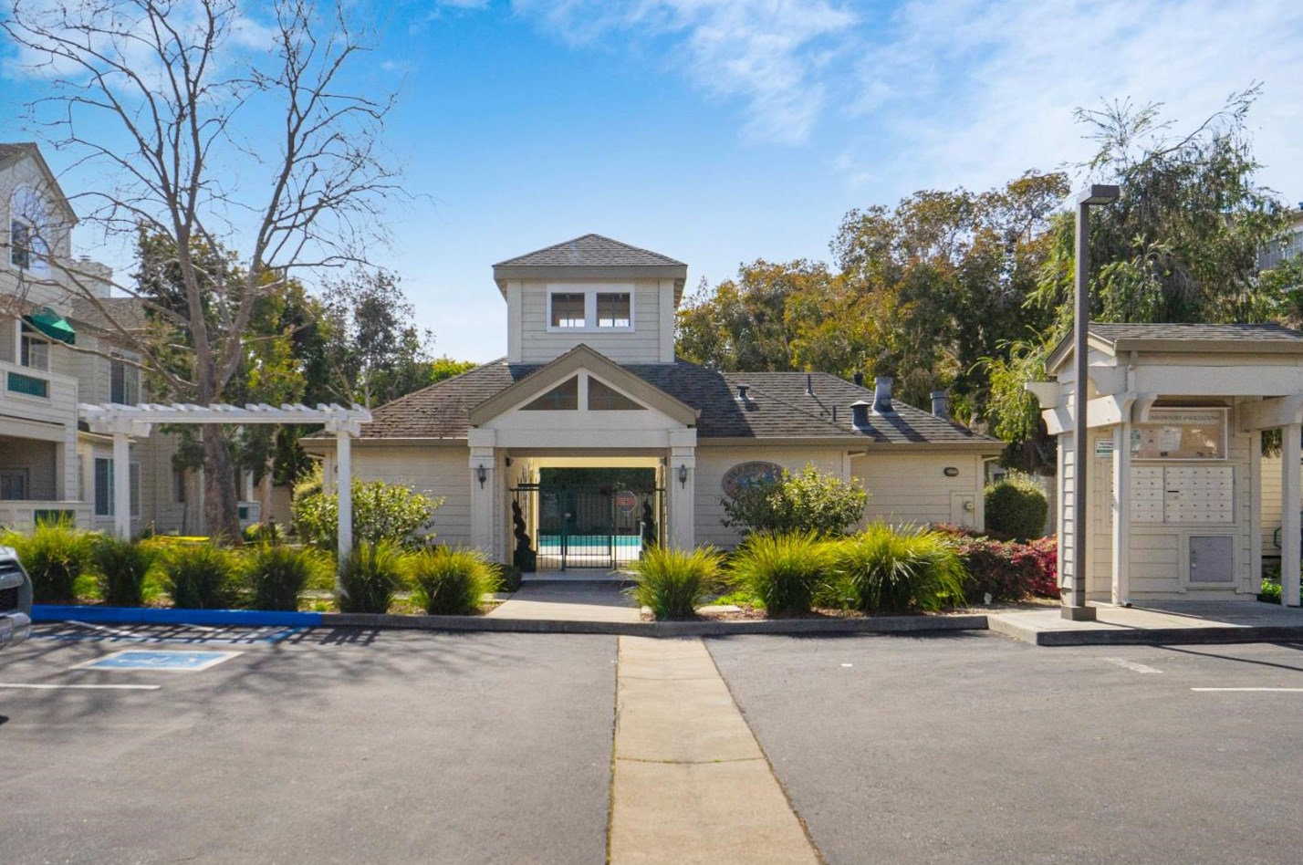 2208 Hastings Shore Ln, Redwood City CA  94065-2106 exterior