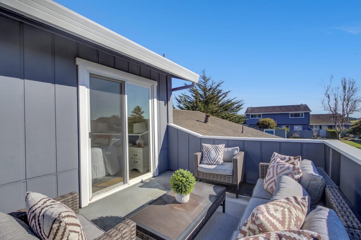 989 Ronald Ct, Princeton By The Sea, CA 94019-2168