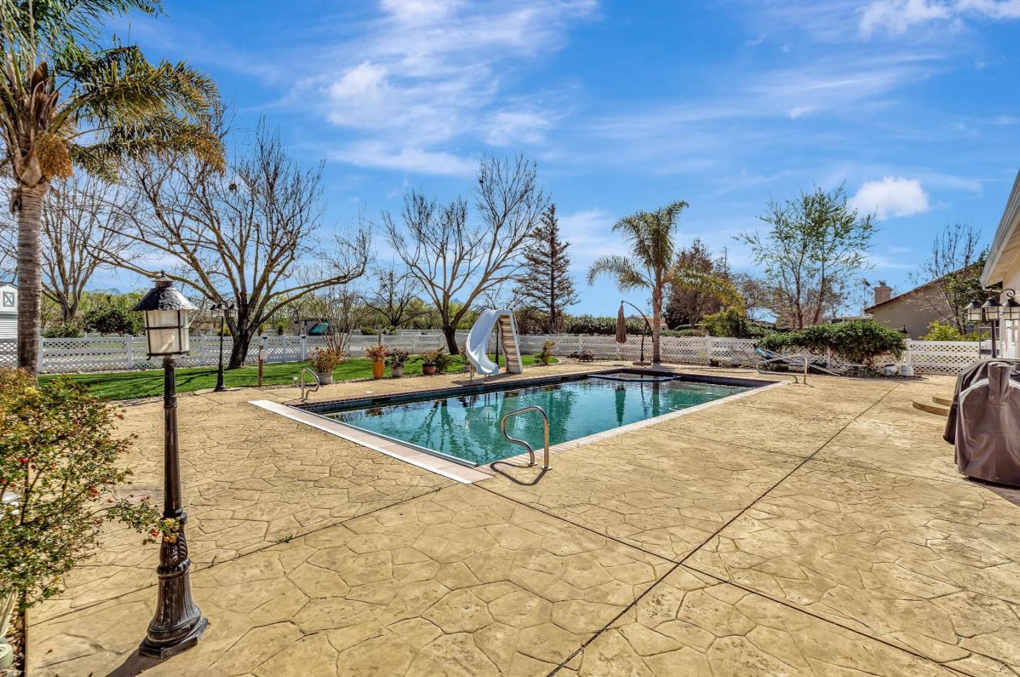 6355 Dunnville Way, Hollister CA  95023-9233 exterior