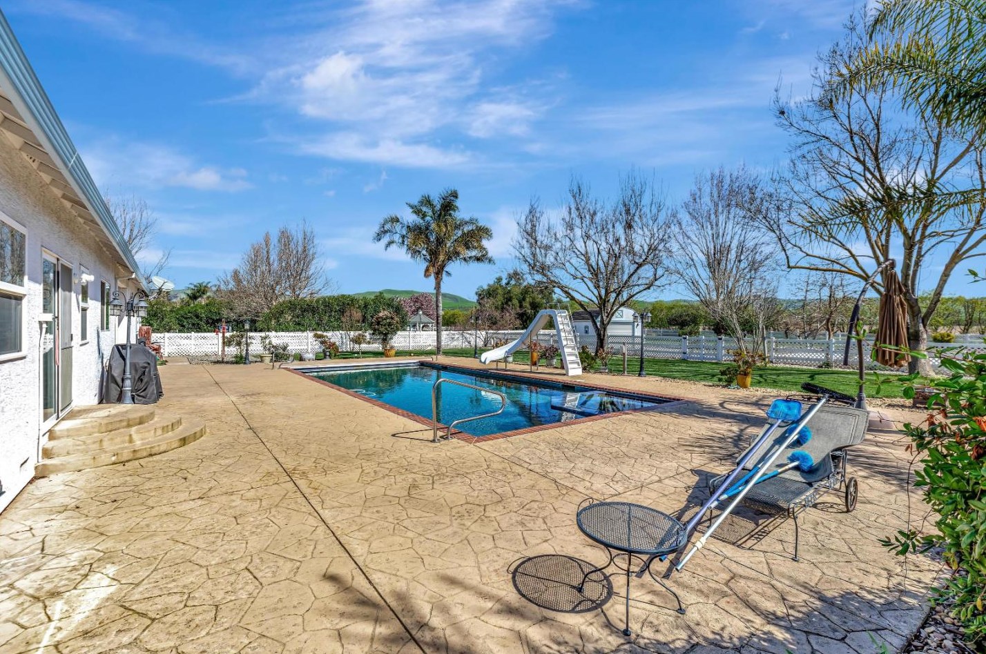 6355 Dunnville Way, Hollister CA  95023-9233 exterior