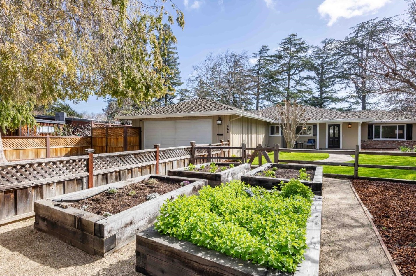868 Southampton Dr, Palo Alto, CA 94303-3439