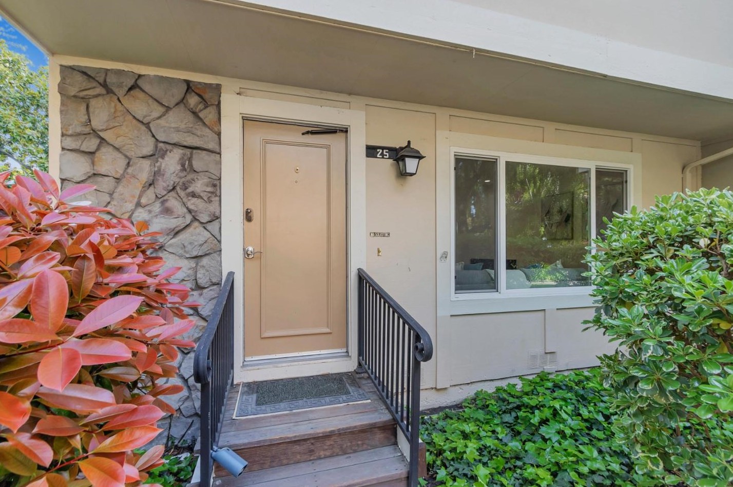 25 Comstock Queen Ct, Mountain View, CA 94043-3104