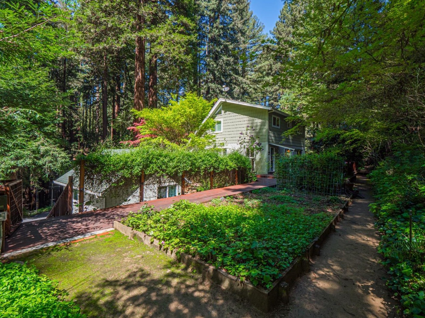 621 Lakeview Dr, Felton, CA 95018