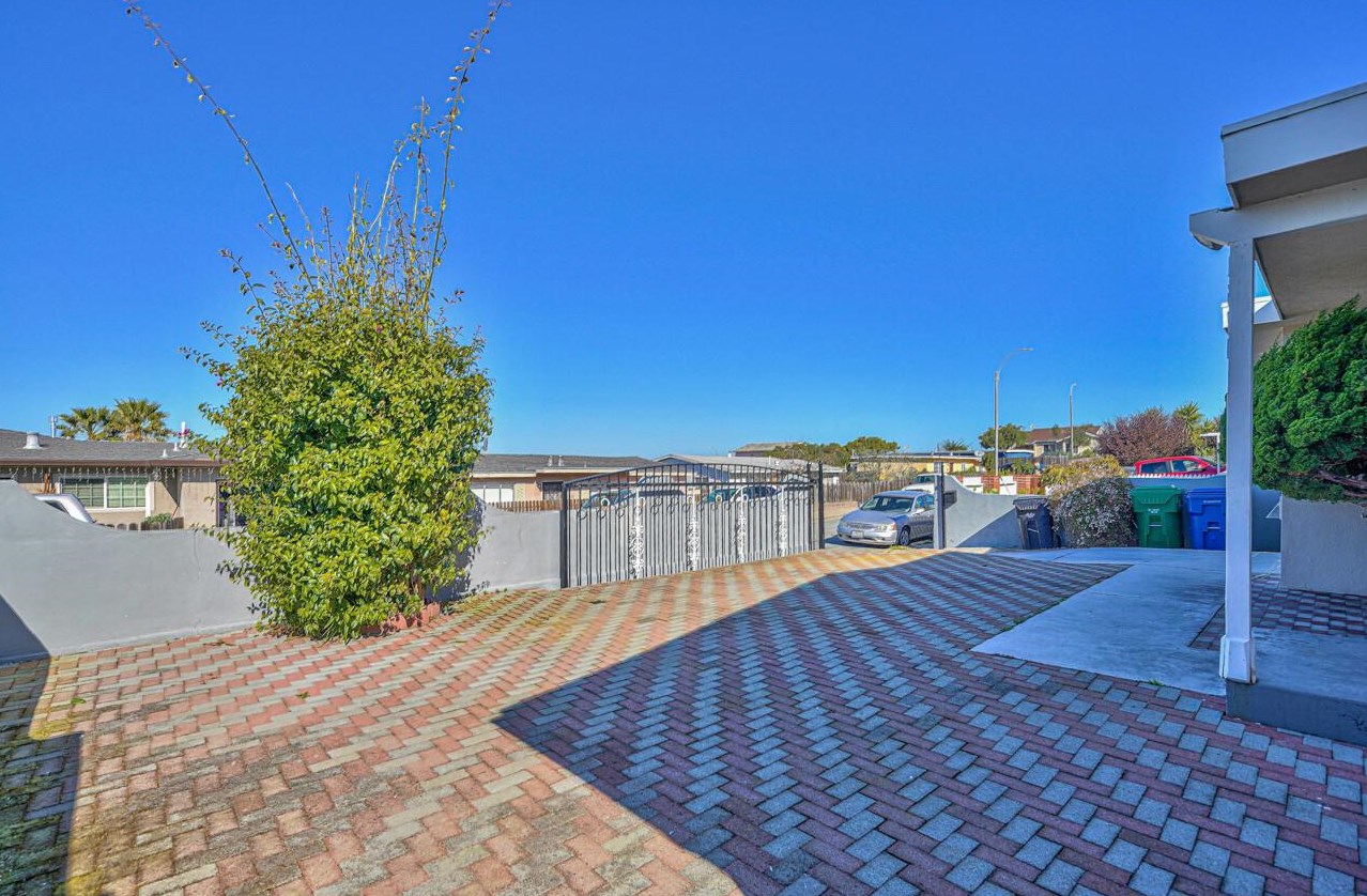 1674 Harding St, Seaside, CA 93955