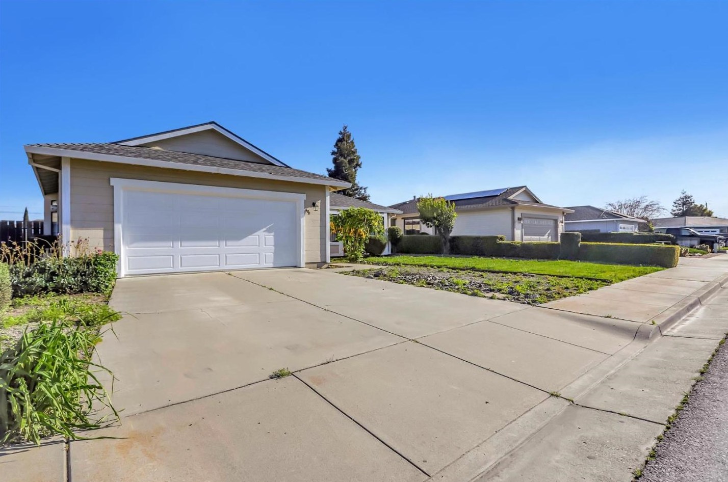 680 Neil Dr, Hollister, CA 95023