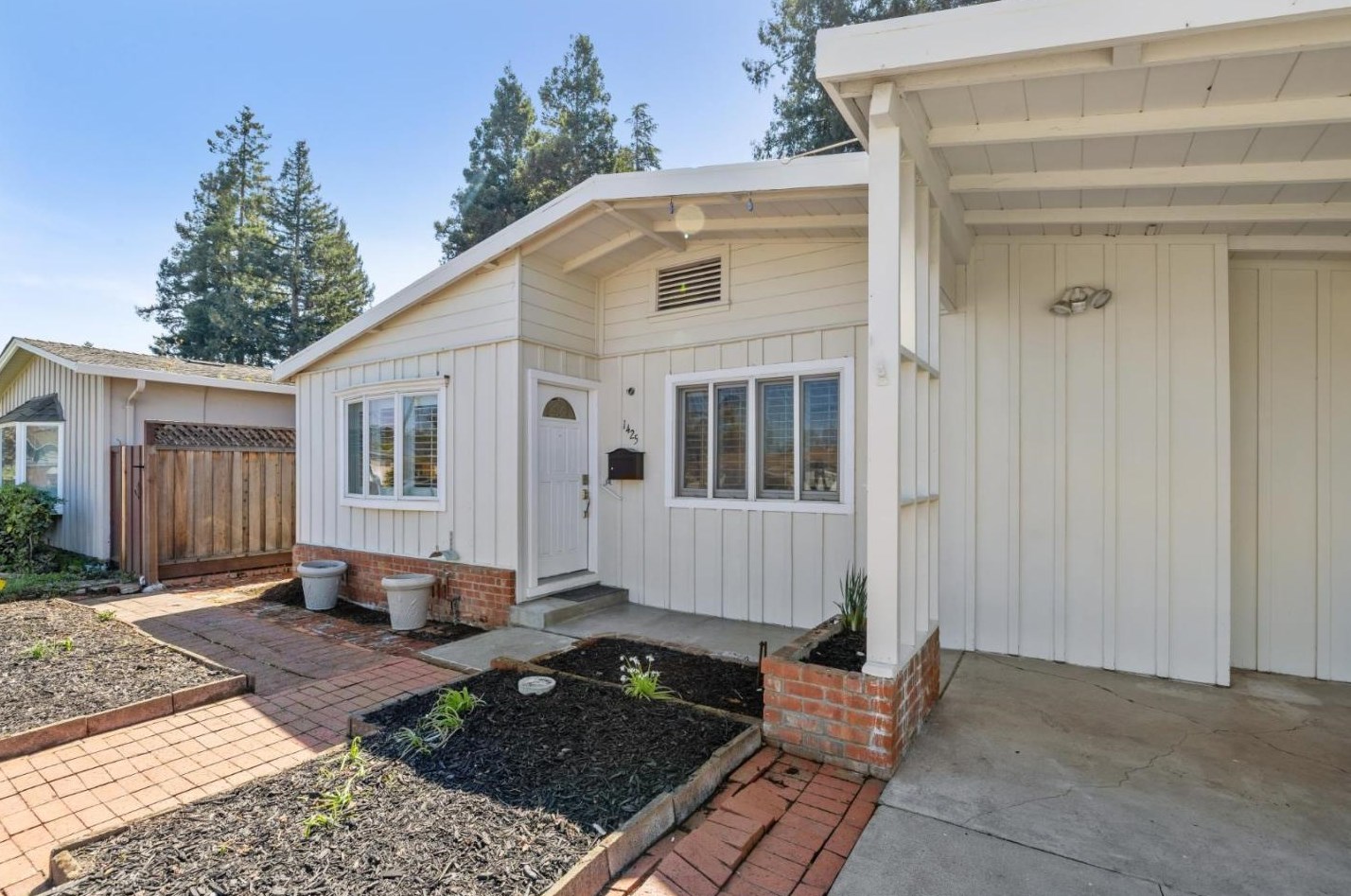 1425 Gilmore St, Mountain View CA  94040-2914 exterior